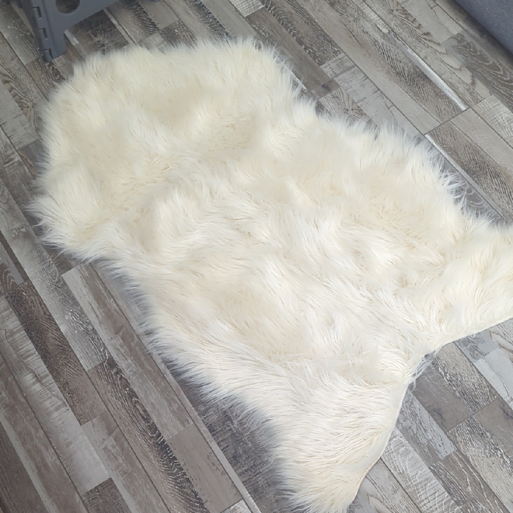 Faux Fur Shaped Decorative Accent Shag Area Rug Ivory NWT